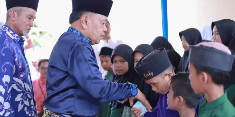 Pelaksana tugas (Plt) Bupati Kepulauan Meranti AKBP (Purn) H. Asmar, Jumat (12/7/2024) meresmikan Panti Asuhan Anak Yatim Nafisha Meranti. (foto/Kominfo Kab. Kepulauan Meranti)