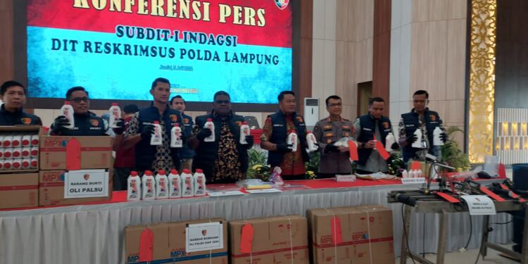 konferensi pers kasus oli palsu di Lampung. (foto/net)