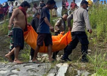 Penemuan mayat dengan kepala berdarah di Padang. (foto/net)