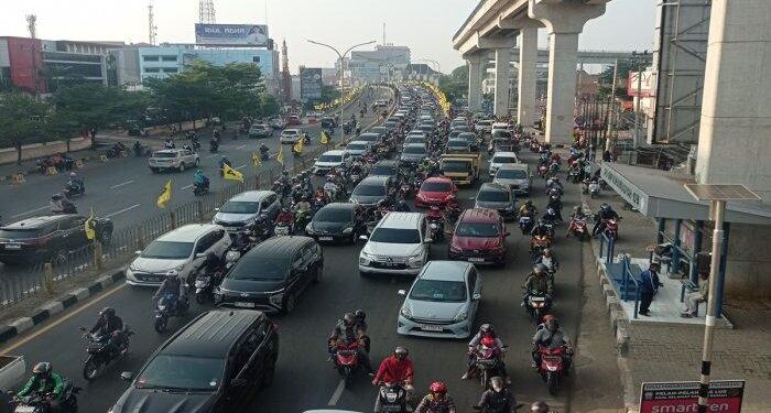 Uji Coba Contraflow Jalan Sudirman Palembang Macet di Pagi Hari, Senin (22/7/2024). (Foto/Doc)
