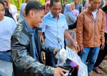 Pegi Setiawan saat menjajal motor yang diberikan oleh Bos Durian Tasikmalaya, Tiara. (foto/net)