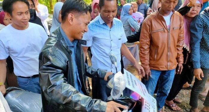 Pegi Setiawan saat menjajal motor yang diberikan oleh Bos Durian Tasikmalaya, Tiara. (foto/net)