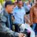 Pegi Setiawan saat menjajal motor yang diberikan oleh Bos Durian Tasikmalaya, Tiara. (foto/net)
