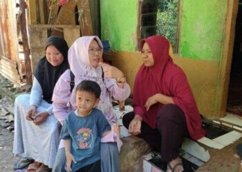 Warga dari sejumlah daerah mengunjungi rumah Pegi Setiawan di Cirebon. (foto/net)
