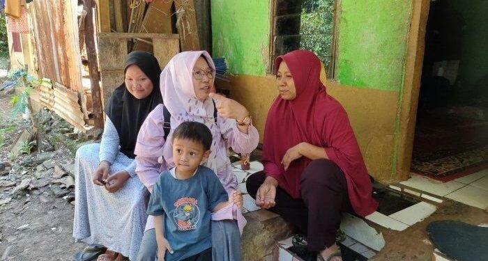 Warga dari sejumlah daerah mengunjungi rumah Pegi Setiawan di Cirebon. (foto/net)