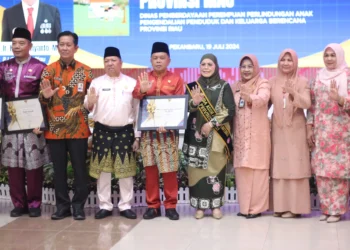 Bupati Menerima Penghargaan dalam rangka Harganas ke 31 prov. Riau(foto/net)