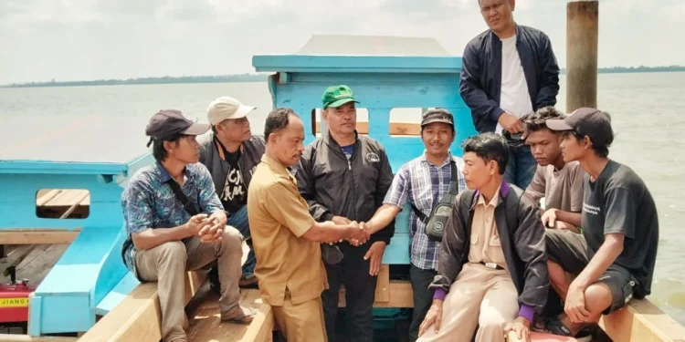 Penyerahan bantuan 2 unit Kapal kepada Kelompok Nelayan Maju Desa Mengkopot Kecamatan Tasik Putri Puyu (foto/net)