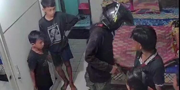Pelaku perampokan menyekap ART dan 6 orang anak di Palembang. (foto/net)