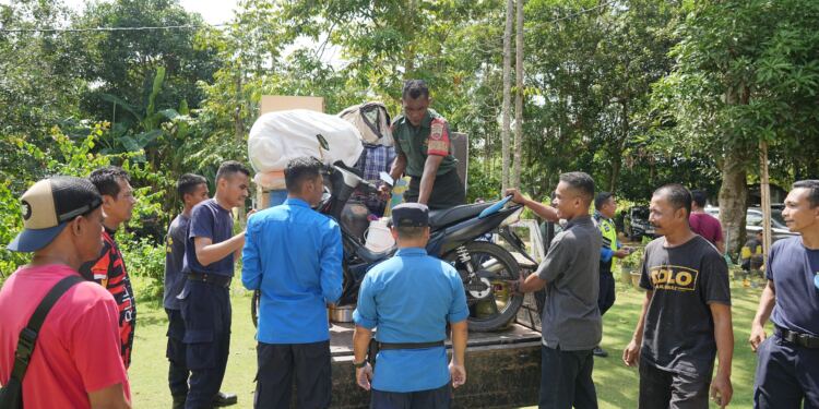 Anggota TNI turut membantu proses pemindahan warga terdampak Rempang Eco-City. (foto/Humas BP Batam)