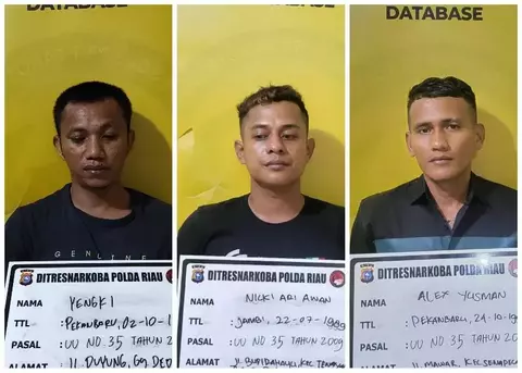 Ketiga tersangka pengedar pil ekstasi palsu di Pekanbaru. (foto/net)