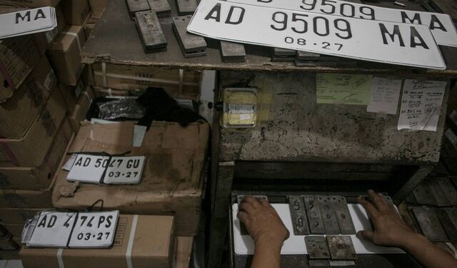 Ilustrasi perbaikan plat nomor. (Foto/Net)