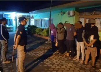 Belasan orang yang berhasil diamankan dibawa ke Mako Satpol PP Padang untuk pendataan lebih lanjut. (foto/doc)