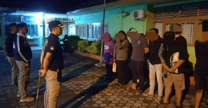 Belasan orang yang berhasil diamankan dibawa ke Mako Satpol PP Padang untuk pendataan lebih lanjut. (foto/doc)