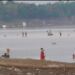 Warga yang mandi di sungai Batanghari akibat krisis air (foto/net)