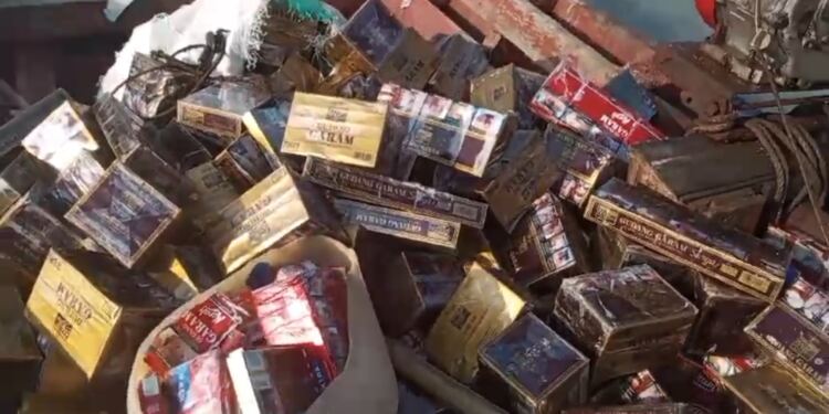 Nelayan berhasil mendapatkan beberapa slop rokok dari kontainer yang terapung di perairan Lampung. (foto/doc)