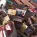 Nelayan berhasil mendapatkan beberapa slop rokok dari kontainer yang terapung di perairan Lampung. (foto/doc)