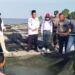 Kepala Desa Mepar, Faif Sundoyo dan Kapolsek Daik Lingga, Iptu Djawane Sariman, menghadiri acara panen ikan kerapu cantang. (Foto/Dokumentasi)