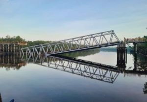 Jembatan Perawang yang Roboh di Meranti (foto/net)