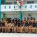 Sejumlah guru dan staff SMKN 8 Batam berfoto bersama. (Foto/Net)