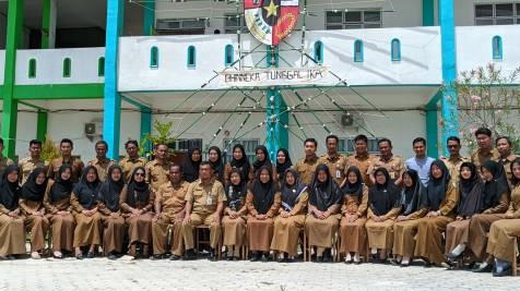 Sejumlah guru dan staff SMKN 8 Batam berfoto bersama. (Foto/Net)