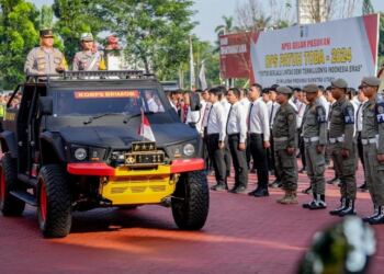 Kapolda Sumut, Komjen Pol Agung Setya Imam Effendi mengecek kesiapan anggotanya. (foto/Humas Polri)