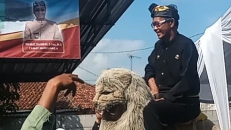 Kepala Desa Mangunreja, Ade Rahmat menaiki sisingaan pada acara Milangkala Kabupaten Tasikmalaya ke-392 tingkat Kecamatan Mangunreja. (Foto/Panca)