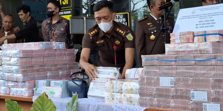 Sejumlah barang bukti yang disita KPK pada kasus tmbang timah. (Foto/Net)