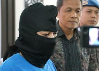 Tersangka TS saat dihadirkan dalam konferensi pers di Polres Banjarnegara. (foto/net)