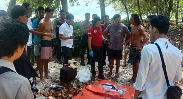 Petugas dan warga berusaha mencari titik terang untuk menemukan turis yang hilang di pesisir barat Lampung. (Foto/Net)