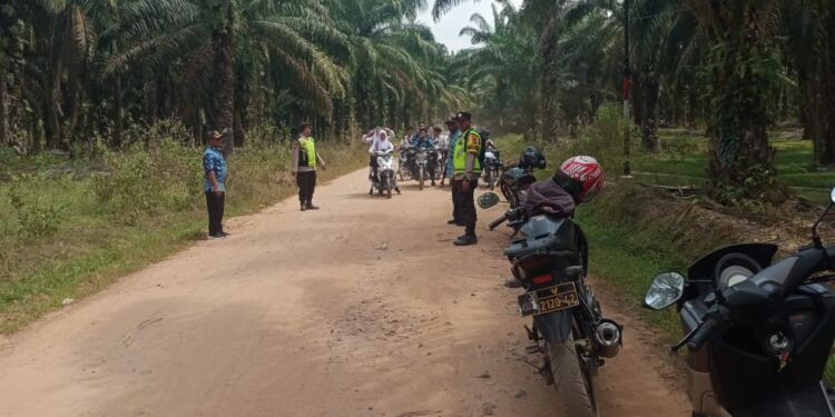 Personil Polsek Belitang III, IPTU Dian Idaman, rutin melaksanakan kegiatan Patroli saat jam pulang sekolah. (Foto/Yesi)