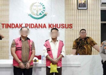 Dua tersangka kasus dugaan tindak pidana korupsi yang ditahan Kejati Kepri (foto/doc)