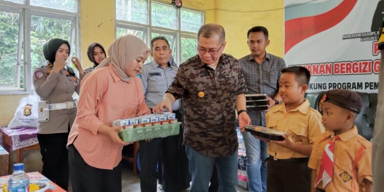 Dukung Program Pemerintah RI, Pjs. Bupati dan Kapolres OKU Timur Salurkan Makanan Bergizi Gratis (foto/Diskominfo OKU Timur)