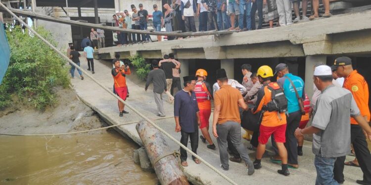Evakuasi jenazah seorang nelayan yang hilang beberapa hari lalu (foto/Media Center Riau)