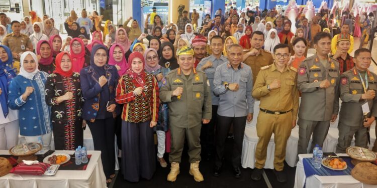 Penjabat (Pj) Gubernur Sulawesi Tenggara (Sultra), Andap Budhi Revianto, menghadiri rangkaian kegiatan dalam rangka melestarikan tenun sebagai warisan budaya yang diselenggarakan oleh Dinas Pendidikan dan Kebudayaan Provinsi Sultra, bertempat di The Park Mall Kendari, Senin (4/11/2024). (foto/Redaksi)