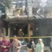 Warga mengerumuni rumah yang telah digaris polisi (foto/ist)