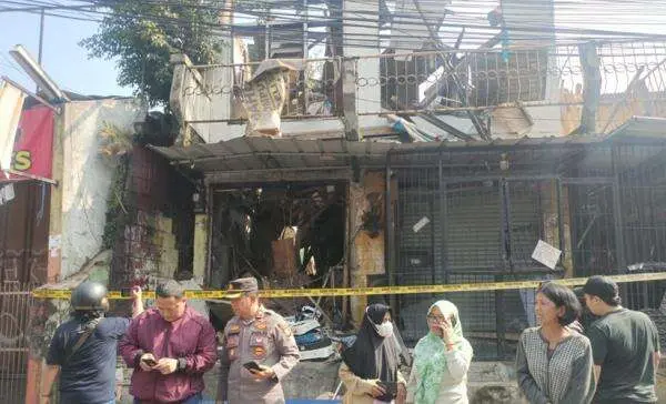 Warga mengerumuni rumah yang telah digaris polisi (foto/ist)