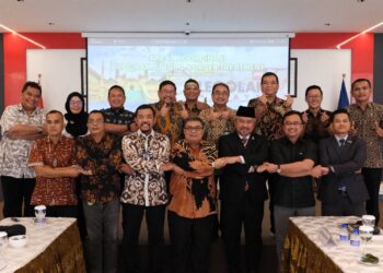 Konjen RI Johor Bahru Sigir Suryantoro Widiyanto dan Kepala Dinas Pariwisata Provinsi Kepulauan Riau, Guntur Sakti. (Foto/Pensosbud).