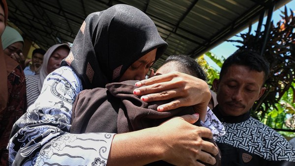Guru honorer Supriyani menangis harus usai divonis bebas (foto/doc)
