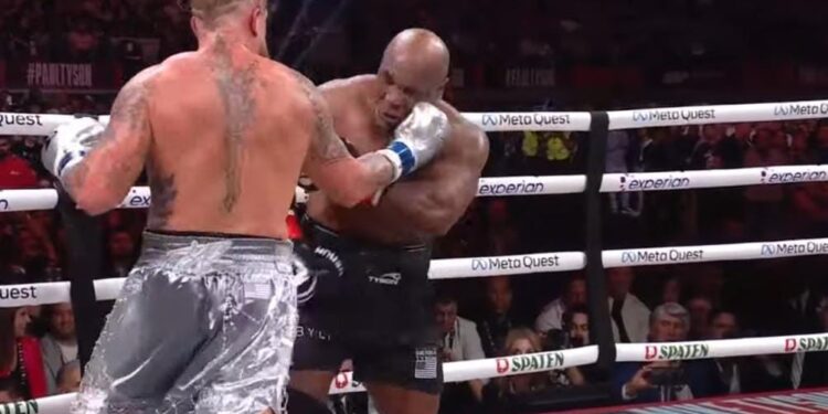 Hasil Pertandingan Jake Paul vs Mike Tyson, Legenda Leher Beton Kalah Cukup Tipis (foto/Youtube)