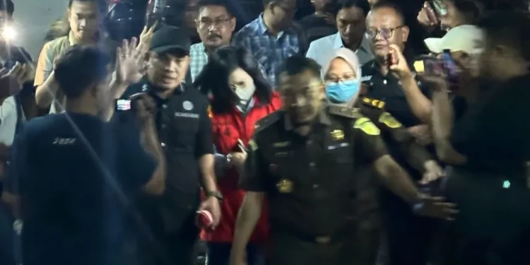 Ibu dari terdakwa Ronald Tannur (RT) yang berinisial MW (Meirizka Widjaja) berjalan di Kejaksaan Tinggi Jawa Timur (foto/doc)
