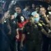 Ibu dari terdakwa Ronald Tannur (RT) yang berinisial MW (Meirizka Widjaja) berjalan di Kejaksaan Tinggi Jawa Timur (foto/doc)