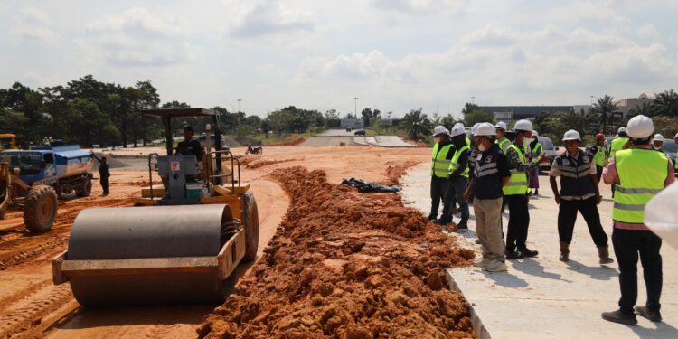 Badan Pengusahaan Batam (BP Batam) melalui Direktorat Infrastruktur Kawasan (DIK) melakukan Pemeriksaan Pekerjaan Pembangunan Jalan Alternatif Bandara Hang Nadim pada Jum'at (1/11/2024). (Foto/Humas)