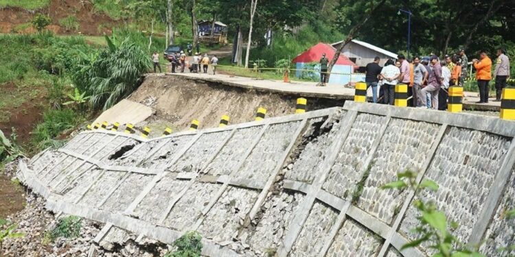 Jalan di Jalur Selingkar Wilis Tulungagung Amblas, Masih Ditangani (foto/ist)