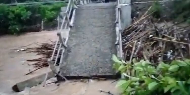 Jembatan Penghubung Antardesa di Kebumen Ambruk Lantaran Hujan Deras (foto/ist)