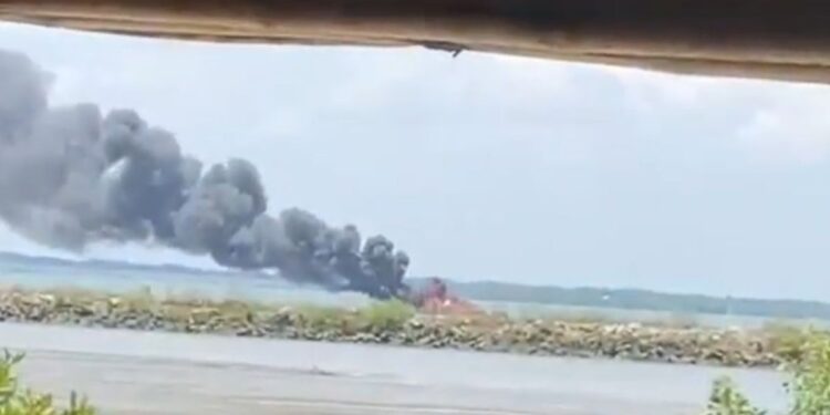 Kapal terbakar di Selat Madura (foto/ist)
