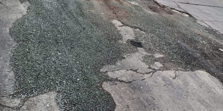 Kondisi jalan Jambatan Penutup Pipa produksi PT Pertamina di jalan Jendral Sudirman yang mengkhawatirkan (foto/Darwis)