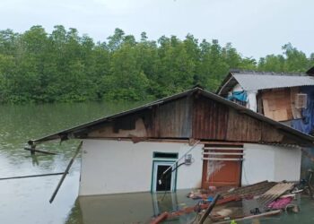 Kondisi rumah yang sudah ambruk dan terendam (foto/ist)