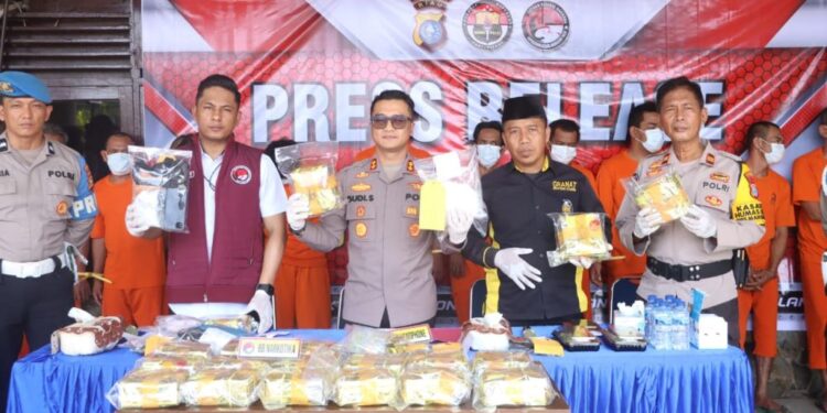 Konferensi pers Satres Narkoba Inhil amankan 21,8 Kg sabu dan penangkapan 3 pelaku tersangka (foto/Media Center Riau)