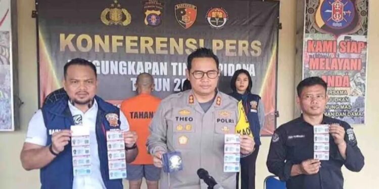 Konferensi pers penangkapan kedua pelaku pemalsuan SIM (foto/doc)