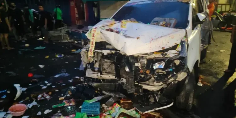 Mobil yang ringsek usai menabrak warung (foto/ist)